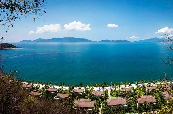 Amiana nép mình yên bình bên một ốc đảo xinh đẹp với vùng biển xanh trong và dải cát trắng mịn màng.