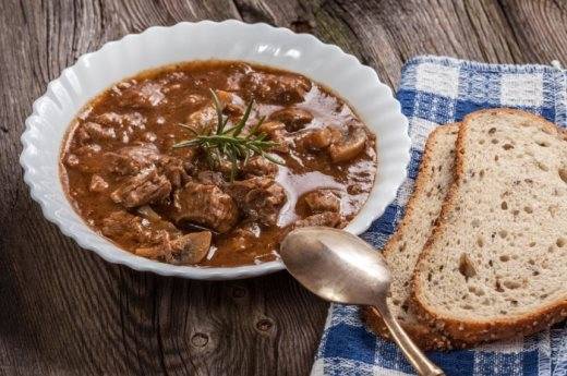Súp bò Goulash truyền thống của Hungary