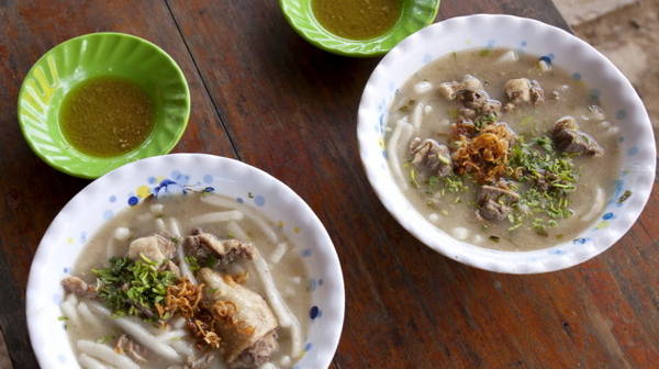 Bánh canh bột xắt thịt vịt ăn với nước mắm gừng Bến Tre