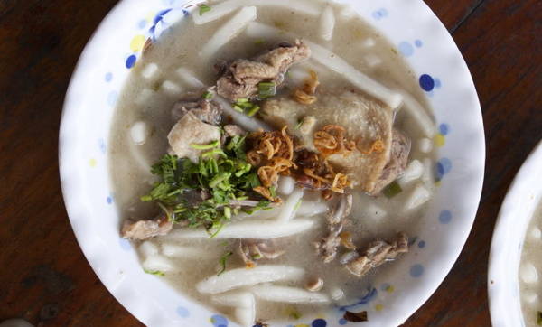 Tô bánh canh thịt vịt bột xắt giá 15.000 đồng - Ảnh: TRÂN DUY