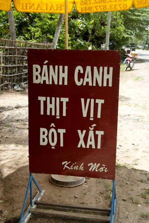 Bảng hiệu "Bánh canh thịt vịt bột xắt" ven quốc lộ 60, xã Tân Thành Bình, Mỏ Cày Bắc - Ảnh: Trân Duy