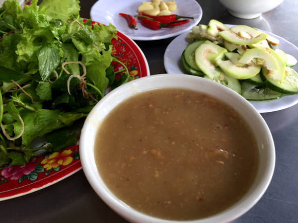 Nước lèo gia truyền trong ẩm thực Huế bánh khoái Thượng Tứ