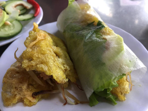 Thưởng thức bánh khoái Thượng Tứ cuộn rau vả đúng điệu ẩm thực Huế