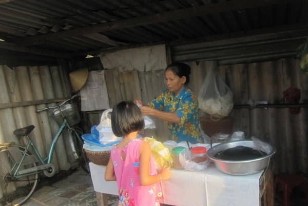 Một hàng bánh mì bột lọc bình dân bên đường
