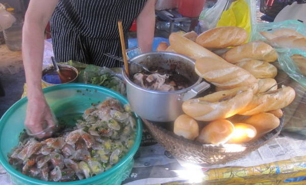 Quầy bánh mì bột lọc trông thật hấp dẫn - Ảnh: Hải Ninh