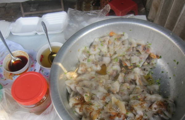 Bánh bột lọc để làm "nhân" bánh mì - Ảnh: Hải Ninh