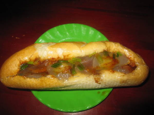 Ổ bánh mì bột lọc trông thật ngon mắt - Ảnh: Hải Ninh