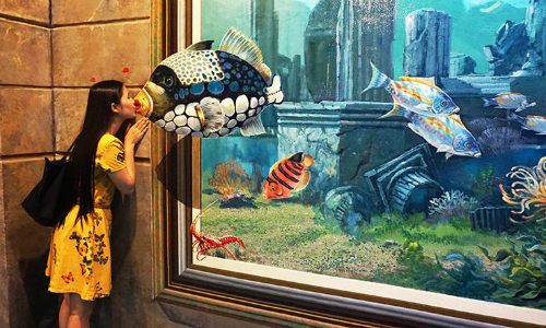 Du khách tạo dáng bên những bức tranh 3D sinh động