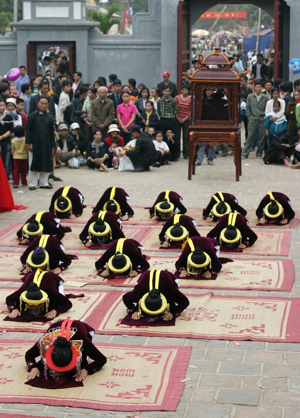 Ngày mùng 6 tháng giêng Âm lịch hàng năm, du khách đổ về đây để dự hội, trải nghiệm những nét văn hóa độc đáo của người dân địa phương. Ảnh: Zing.