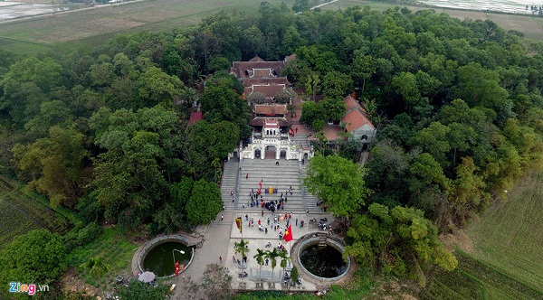 Lễ hội rước vua giả là một nét văn hóa ấn tượng, nhằm tưởng nhớ Vua An Dương Vương. Trong đó, một cụ cao niên được chọn lựa kỹ lưỡng sẽ đóng vai vua, được kiệu từ đình làng ra đền và ngược lại. Ảnh: Zing.