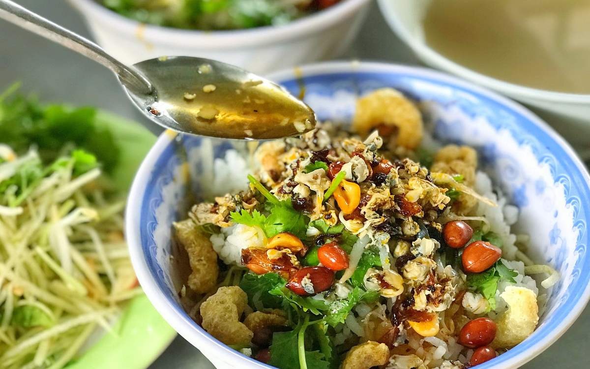 Cơm hến Huế - đặc sản khi ăn gì ở Huế buổi tối