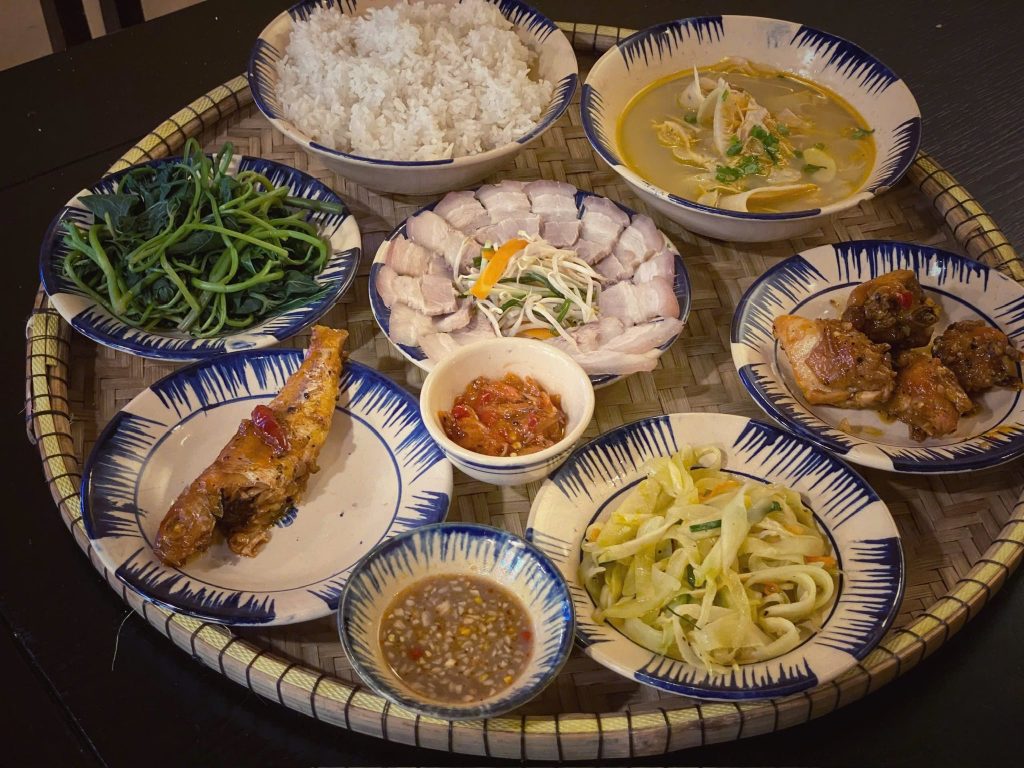 Mâm cơm nhà Huế - gợi ý ăn gì ở Huế buổi trưa
