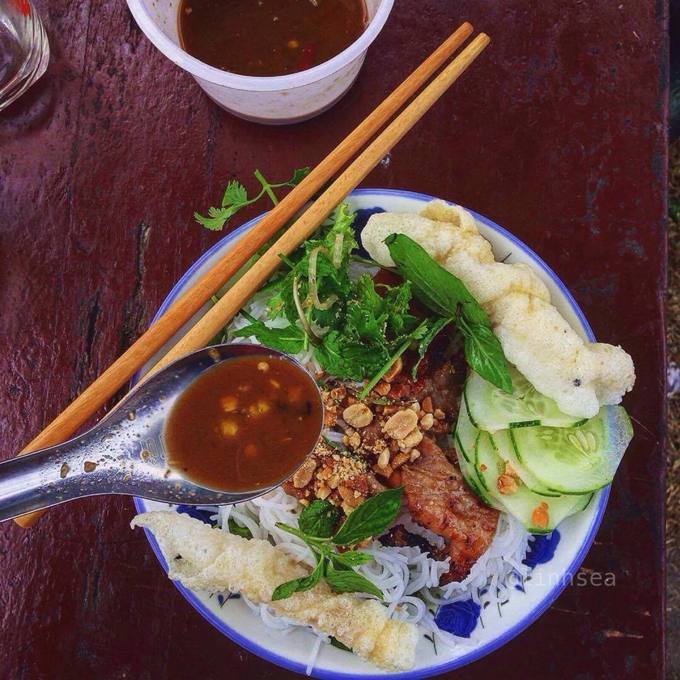 Bún thịt nướng  Cũng như bún mắm nêm, bún thịt nướng là món ăn quen thuộc với người Đà Nẵng. Món này rất dễ tìm, giá khoảng 15.000 – 30.000 đồng mỗi tô. Bún thịt nướng ở Đà Nẵng được ăn kèm nước tương, vị vừa béo vừa bùi làm từ gan heo, thịt xay, tương đậu nành và một số nguyên liệu khác.