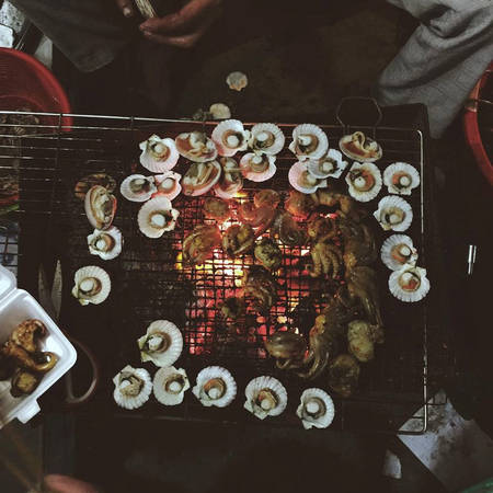 Nếu muốn tổ chức BBQ, bạn có thể ra bờ kè, nhưng phải lưu ý buổi tối gió hơi lớn, khó đốt lửa. Bạn nên mang theo đèn LED hoặc bất cứ vật dụng hỗ trợ chiếu sáng nào đó để chiếu sáng nếu làm BBQ.