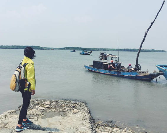 Trên đảo có 2 bến đò, lúc đi và lúc về có thể xuất bến ở 2 nơi khác nhau. Vì vậy bạn cần hỏi dân trên đảo trước khi về. Nếu từ đảo về đất liền lúc 17h, bạn vẫn kịp đón xe buýt để về tới trung tâm TP.HCM. Chiều thứ 7 và chủ nhật, đò đông khách, bạn nên ra bến sớm, trước ít nhất 30 phút.