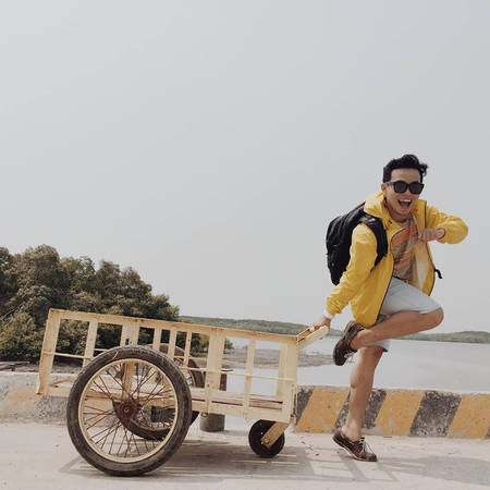 Trên đảo có nhiều nhà nghỉ sạch sẽ, có quạt và máy lạnh, có thể nấu nướng tại nhà chủ, có dịch vụ thuê thuyền đi kéo lưới.
