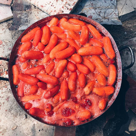 Đảo nhỏ nhưng có nhiều món ăn vặt, tập trung trên một con đường chính trung tâm đảo, cnhư chuối ngào sirô, bánh tráng mạch nha dừa sợi, chè, bánh khọt, hủ tiếu, cơm tấm, phở, cháo hào, ngon nhất là bánh mì, hột vịt lộn, kem chuối…