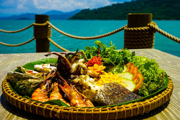 Bữa tối lãng mạn dưới ánh nến tại nhà hàng Sen Bữa tối lãng mạn dưới ánh nến tại nhà hàng Sen