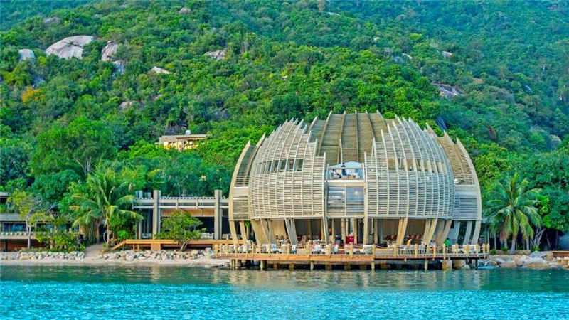 Nhà hàng Sen độc đáo nổi trên mặt biển