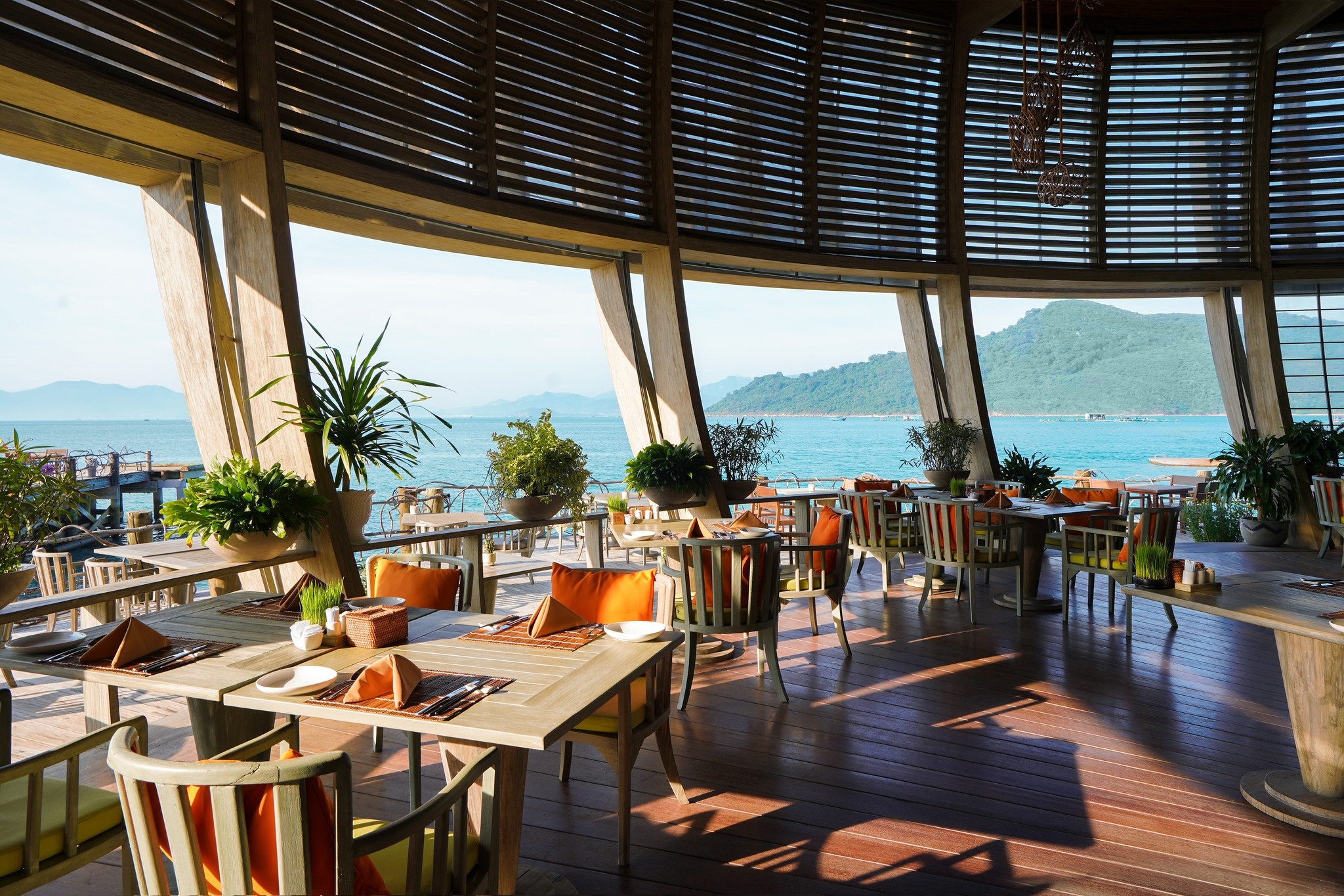 Bữa ăn lãng mạn bên bờ biển Ninh Vân Bay