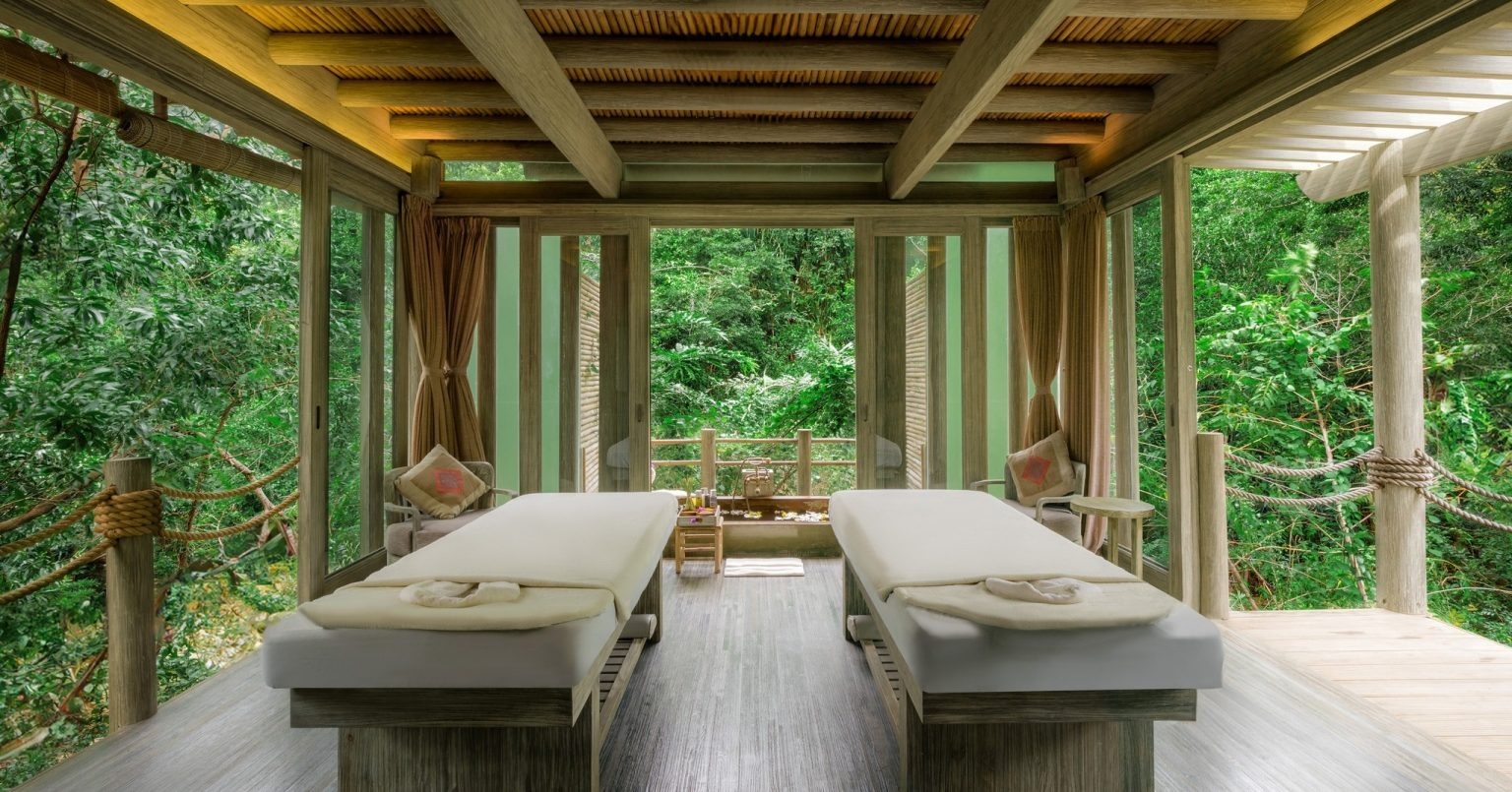 Lớp học yoga bên suối tại resort