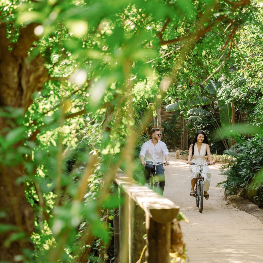 Hoạt động đạp xe khám phá thiên nhiên tại resort