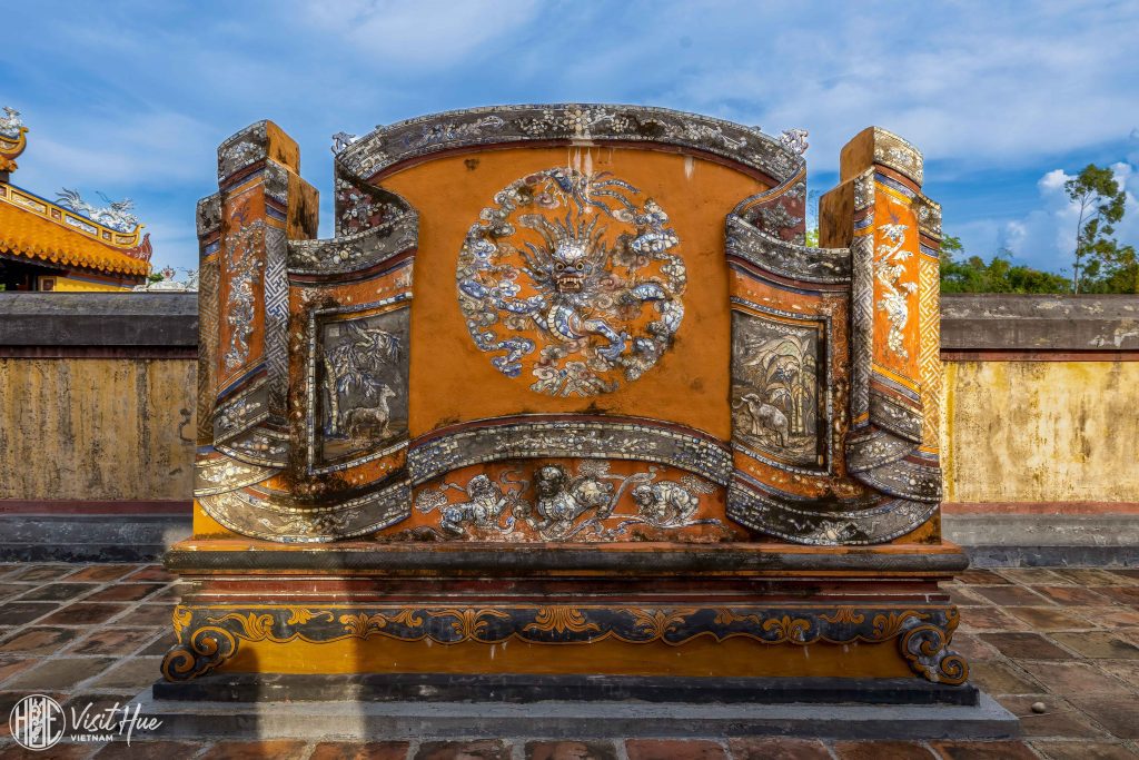 Chi tiết cổng tam quan rêu phong tại di tích An Lăng Huế
