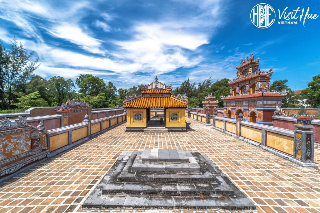 Bên trong điện thờ chính của di tích An Lăng Huế