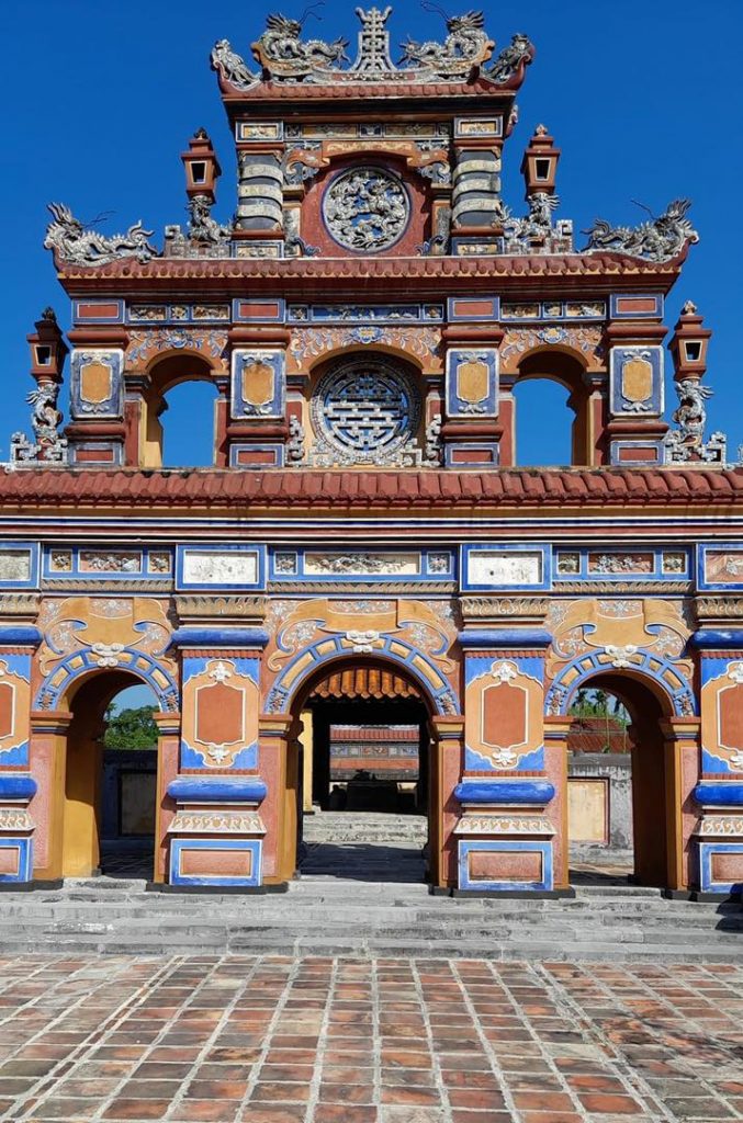 Họa tiết trang trí sành sứ tinh xảo tại di tích An Lăng Huế