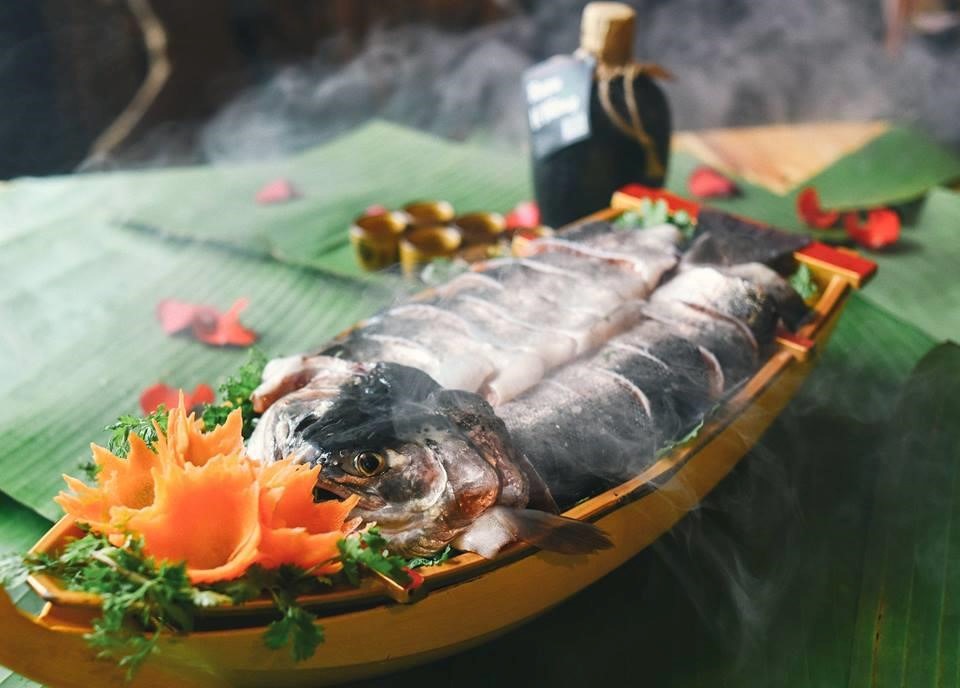 Thực khách thưởng thức lẩu cá hồi Sa Pa Thực khách thưởng thức lẩu cá hồi Sa Pa