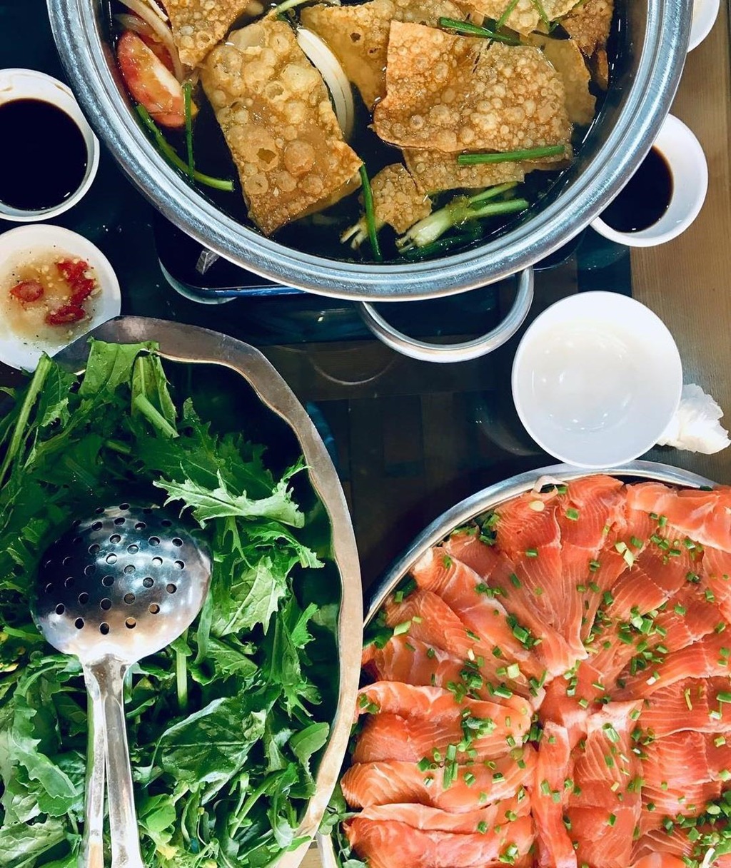 Không gian ấm cúng quán Cá hồi Vua Không gian ấm cúng quán Cá hồi Vua