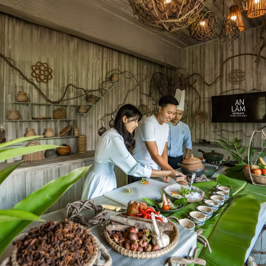 Lớp học nấu ăn tại khu nghỉ. Ảnh: @anlamretreats_ninhvanbay