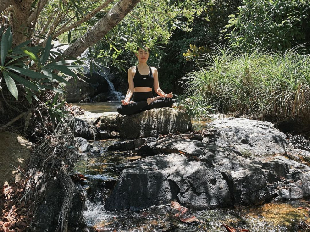 Thiền định bên suối nước. Ảnh: @anlamretreats_ninhvanbay