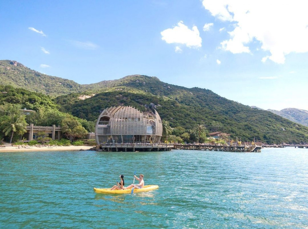 Chèo kayak. Ảnh: @anlamretreats_ninhvanbay