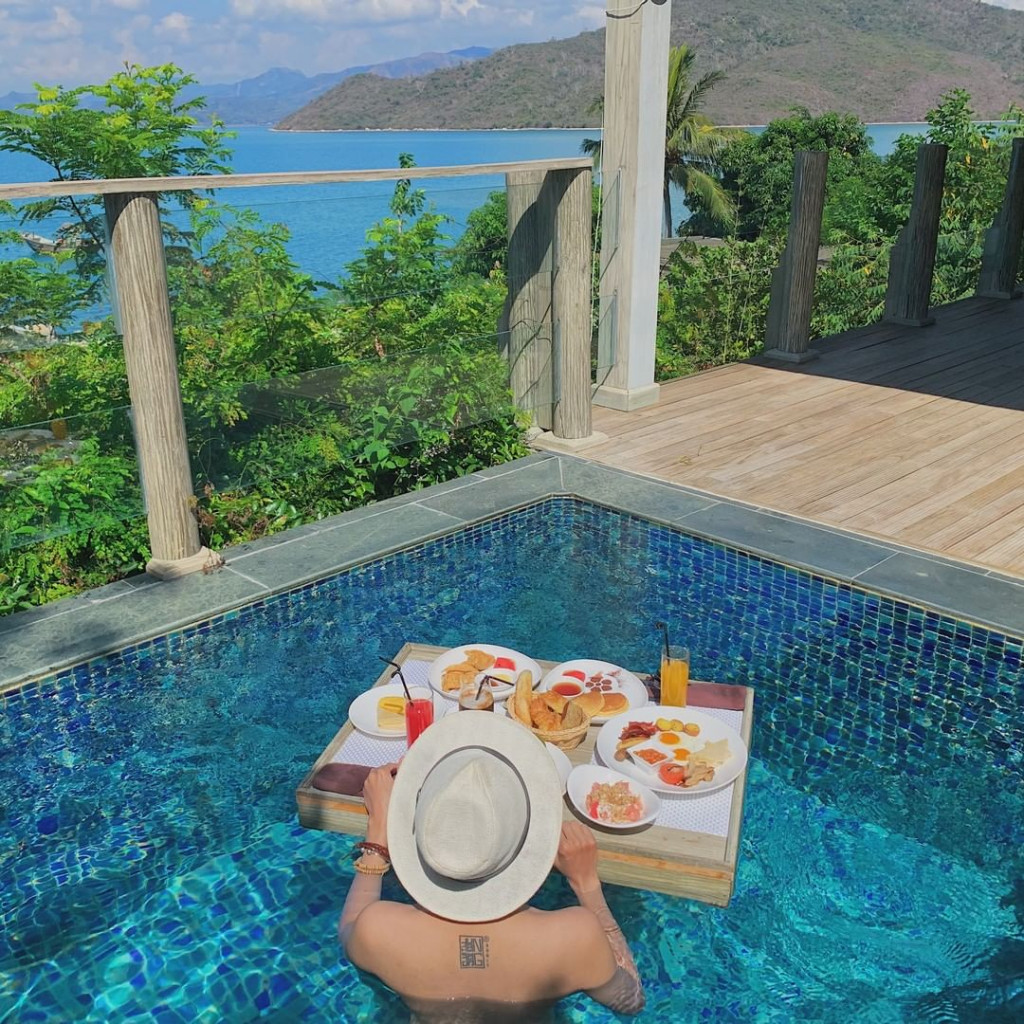 Bữa sáng tại hồ bơi. Ảnh: @anlamretreats_ninhvanbay