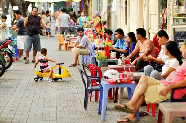 Không gian ăn sáng Sài Gòn tại tiệm nước Chợ Lớn