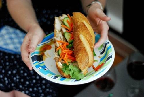 Bánh mì kẹp thịt - món ăn sáng Sài Gòn nhanh gọn