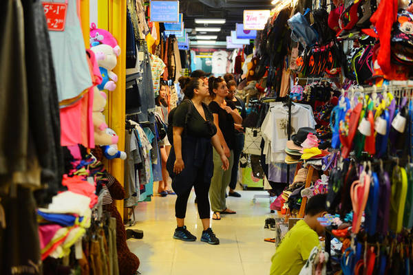 Du khách nước ngoài mua sắm tại Sense Market Sài Gòn