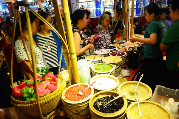 Khách chờ mua chè Việt Nam đa dạng tại Sense Market Sài Gòn