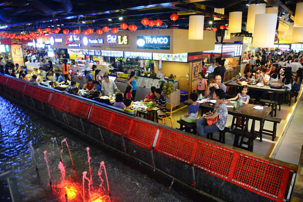 Khu vực ăn uống của Sen Market tại công viên 23-9, Q.1, TP.HCM luôn đông nghẹt khách vào giờ cao điểm. Ảnh: QUANG ĐỊNH