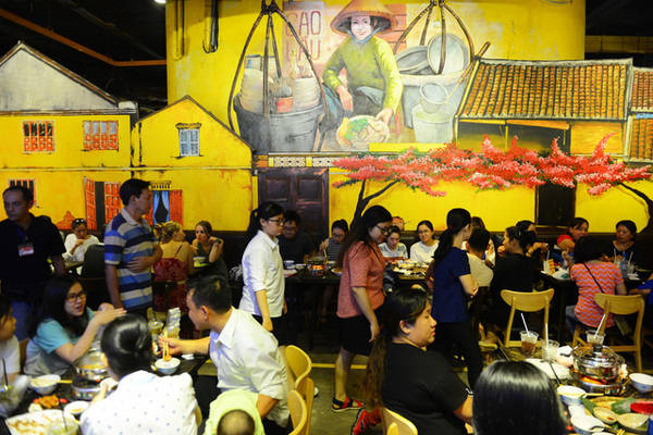 Bên trong không gian ăn uống của Sen Market được trang trí rất công phu và đẹp mắt. Ảnh: QUANG ĐỊNH