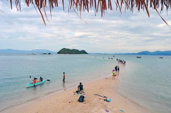Du khách trải nghiệm đi bộ xuyên đại dương khi du lịch đảo Điệp Sơn