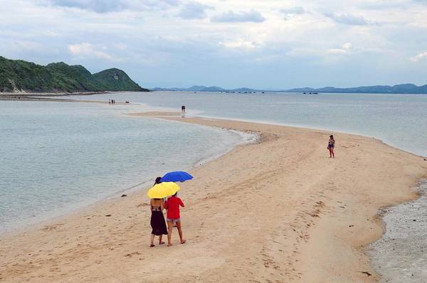 Con đường cát nổi lên giữa biển khơi hoang sơ
