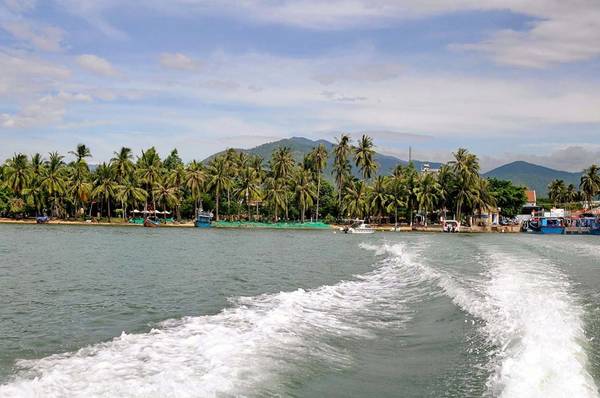 Tàu gỗ và cano di chuyển ra đảo Điệp Sơn Khánh Hòa