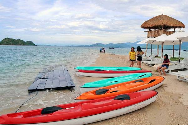 Vẻ đẹp hoang sơ của con đường rẽ nước khi du lịch đảo Điệp Sơn