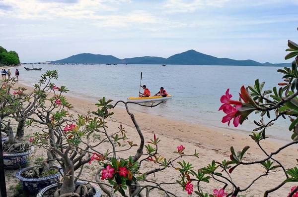 Hoạt động chèo thuyền kayak trên làn nước trong vắt tại Điệp Sơn