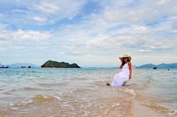 Du khách check-in sống ảo tại bãi biển Điệp Sơn