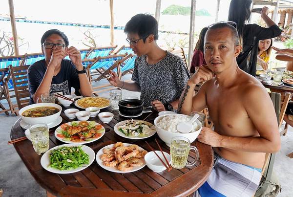 Bữa trưa hải sản thịnh soạn tại đảo Điệp Sơn