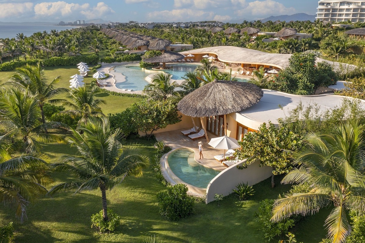 Không gian xanh mát ngập tràn lối đi tại resort Ana Mandara Cam Ranh