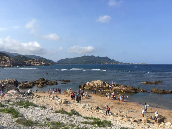 Du khách check-in bãi Chướng gần Anami Resort Bình Ba